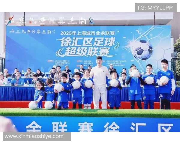 足球传奇同框 燃情对决震撼合影 展现超凡实力与球场风采